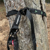 "Sangle de suspension GymKross solidement fixée autour d'un arbre, illustrant la robustesse et la polyvalence de l'ancrage pour des entraînements en extérieur en toute sécurité."