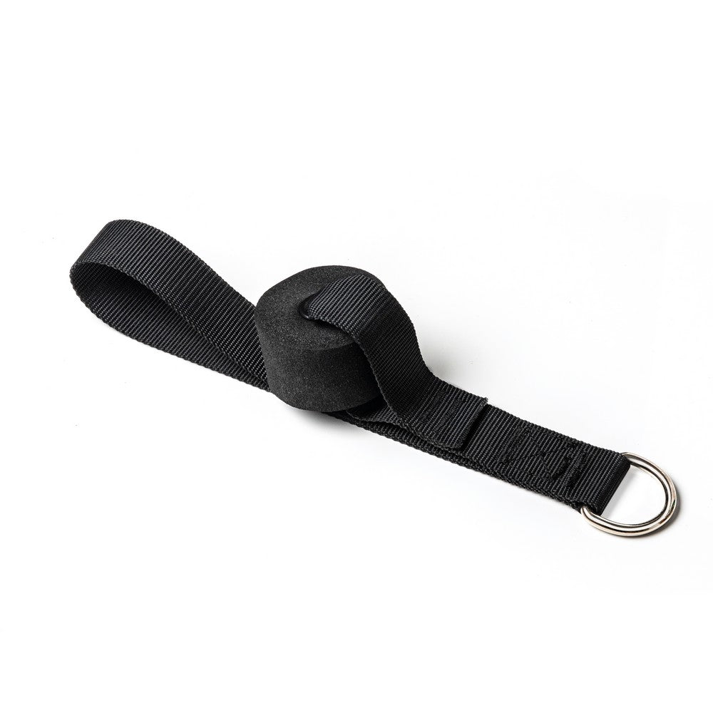 &quot;Ancrage de porte GymKross en sangle noire avec une boucle en D en métal à une extrémité et un embout pour protéger les surfaces de porte. Conçu pour sécuriser les bandes de résistance, permettant des exercices de musculation en utilisant une porte comme point d&#39;ancrage. Idéal pour un entraînement efficace à domicile.&quot;