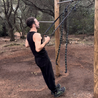 Un homme réalisant un exercice de traction avec des sangles de suspension GymKross dans une forêt, démontrant l'efficacité des sangles pour améliorer la force, l'équilibre et la stabilité lors d'un entraînement en plein air.