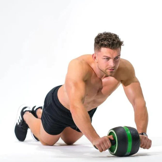 Athlète masculin effectuant un exercice avec le rouleau d'entraînement Gymkross pour renforcer les muscles centraux, équipé d'une poignée antidérapante, adapté à toutes surfaces, montrant le retour automatique et la prise en main sécurisée.