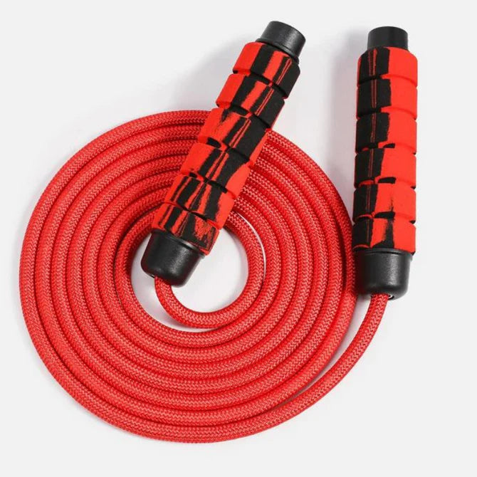 Corde à sauter KROSS JUMP de chez Gymkross rouge et noire ajustable pour cardio, perte de poids et renforcement musculaire, idéale pour tous niveaux.