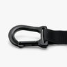 "Mousqueton robuste en métal noir fixé à une sangle GymKross, conçu pour offrir une sécurité maximale et une résistance élevée lors des exercices de suspension et d'entraînement intense."