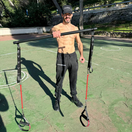 Au départ, le Pack GymKross était livré avec des élastiques sans protection et une barre pouvant supporter jusqu’à 100 kg. Malgré ces limites, il a rapidement conquis les utilisateurs grâce à sa simplicité d’utilisation et son efficacité prouvée, devenant une référence pour l’entraînement fonctionnel.