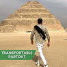 Explorateur portant un sac Gymkross devant la pyramide à degrés de Djoser à Saqqarah, Égypte, symbolisant la fusion de l'histoire ancienne et du fitness moderne.