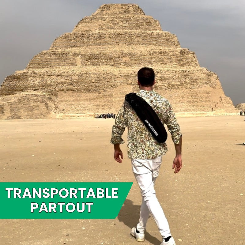 Explorateur portant un sac Gymkross devant la pyramide à degrés de Djoser à Saqqarah, Égypte, symbolisant la fusion de l'histoire ancienne et du fitness moderne.