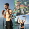 Un homme et une femme réalisent des exercices de fitness en plein air avec des bandes de résistance GymKross. L'application mobile GymKross affiche des options d'entraînement pour les épaules, les pectoraux, le dos et les abdos.